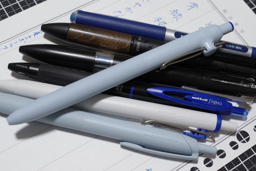 えんぴつのキャップです。写真では水色に見えるけど本当は白色です。